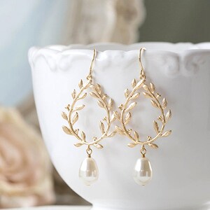 Bridal Earrings Wedding Earrings Bridesmaid Gift Gold laurel wreath Cream White Teardrop Pearl Earrings Leaf Branch Earrings