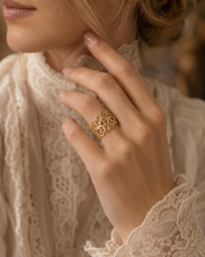 Anillo victoriano de filigrana de oro, anillo con banda de encaje, anillo llamativo de inspiración vintage, regalo de joyería romántica de estilo antiguo para ella. imagen 6
