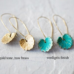Op de afbeelding: Twee paar blaadjesvormige oorbellen. Het ene paar is goudkleurig en het andere paar heeft een verdigris afwerking.