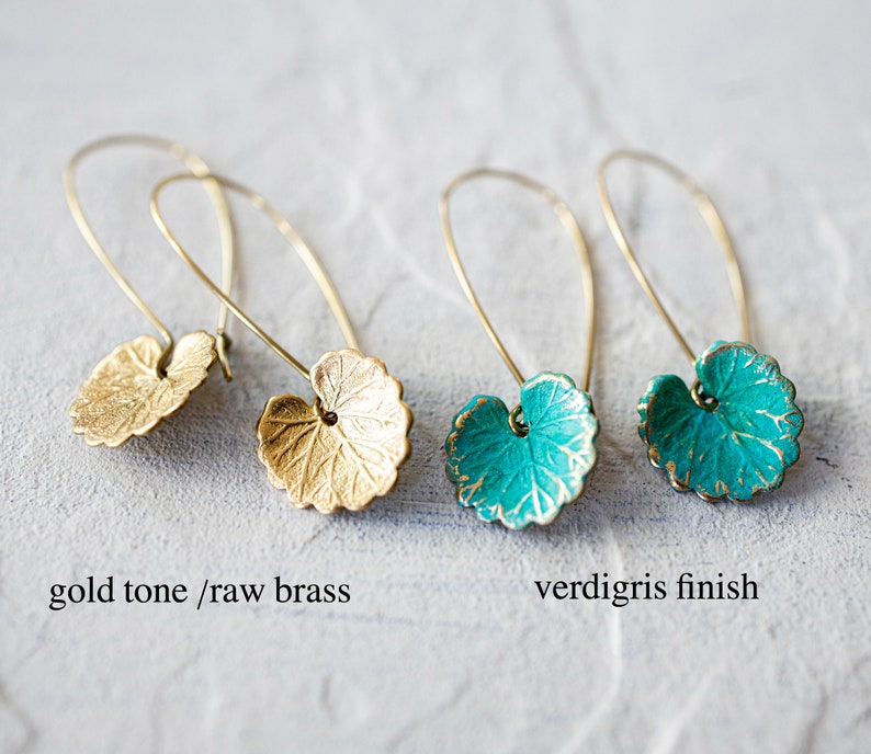 Op de afbeelding: Twee paar blaadjesvormige oorbellen. Het ene paar is goudkleurig en het andere paar heeft een verdigris afwerking.