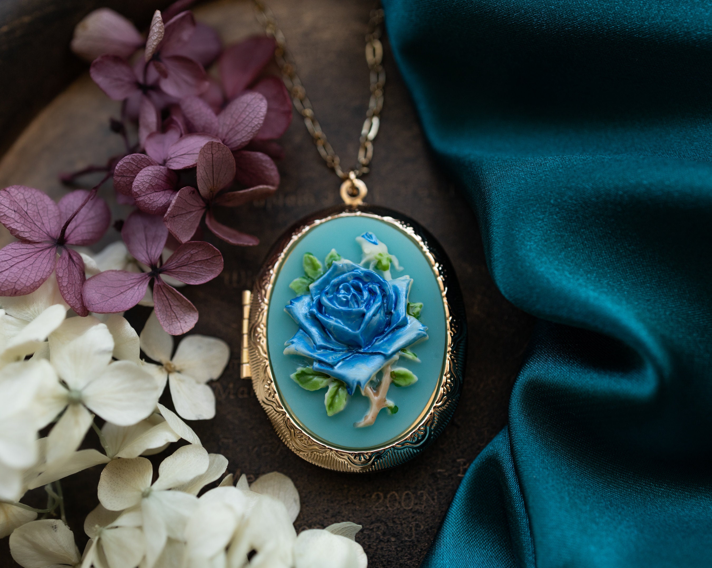 Broche Camée Papillon Fleur Victoria – Médaillon Argenté Avec Lys Bleu Et Blanc