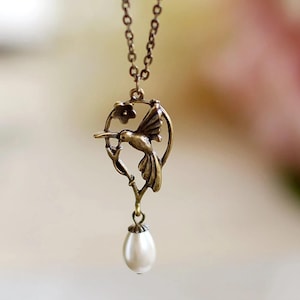 Hummingbird Necklace. Teardrop Cream Pearl Antique Brass Hummingbird Pendant Necklace. Hummingbird Jewelry, Birthday gift for mom
