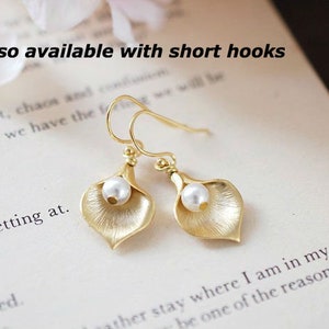 Gold Calla Lily Earrings with pearls, Calla Lily Jewelry, Bridal Earrings. Wedding Jewelry. Gift for Mom Wife Girlfriend Sister image 5