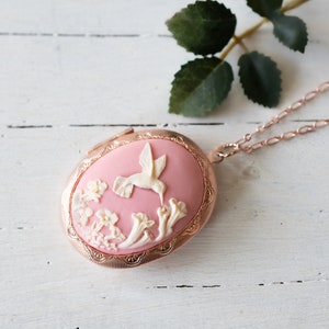 Collier médaillon colibri, collier camée colibri rose, médaillon ovale en or rose, médaillon photo personnalisé, cadeau pour femme grand-mère maman image 4