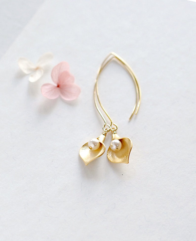 Gold Calla Lily Earrings with pearls, Calla Lily Jewelry, Bridal Earrings. Wedding Jewelry. Gift for Mom Wife Girlfriend Sister image 2