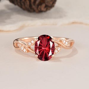 Fyrverkerislipad rubin förlovningsring roséguld vintageblad naturinspirerad vinranka moissanitband personlig födelsesten kvinna jubileumspresent