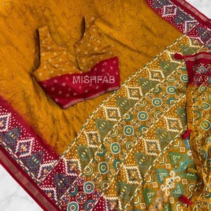 Sari in cotone Mul di design, sari con stampa Ajrakh Patola, sari tradizionale con intricati ricami e dettagli di paillettes.
