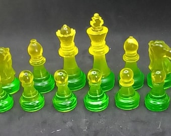 Pezzi degli scacchi in resina gialli e verdi 16 pezzi