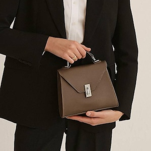 Dunkelbeige Lederhandtasche - Minimalistische Umhängetasche - Echtleder Top Griff Tasche