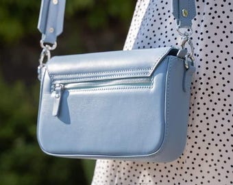 Handgemachte hellblaue Leder Crossbody Bag – Echtleder Schultertasche mit Zwei Riemen