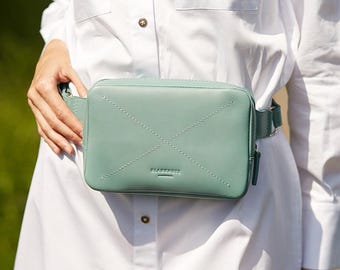 Riñonera de cuero turquesa hecha a mano / Bolso bandolera vibrante para viajes en verano