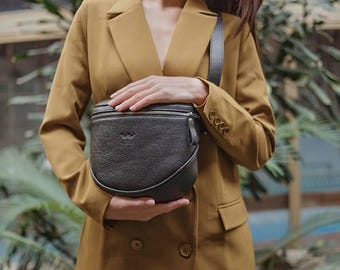 Bolso bandolera de piel negra: piel flor flor, correa ajustable