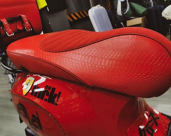 Vespa Integrated Seat - Red Snakeskin Texture | Vespa Sprint Primavera 150 300 946 GTS
