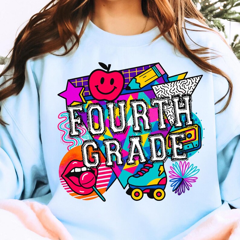 Pu&ograve; includere: Felpa azzurra con un design grafico colorato. Il design include le parole "FOURTH GRADE" in un font retr&ograve;, una mela sorridente, una matita, un pattino a rotelle e altri elementi giocosi. Il tema &egrave; il ritorno a scuola.