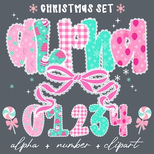 Pu&ograve; includere: Un set grafico a tema natalizio con la parola "alpha" e i numeri 0-4, un fiocco rosa e lecca-lecca. Le lettere e i numeri sono decorati con motivi natalizi in rosa, turchese e bianco, con un bordo in pizzo. Il testo "Christmas Set" &egrave; in alto.