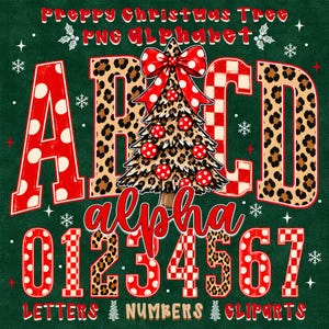 Può includere: Una grafica digitale con il testo Preppy Christmas Tree PNG Alphabet in alto e Letters Numbers Cliparts in basso. Il design include le lettere A, B, C, D, i numeri 0-7 e un albero di Natale con stampa leopardata e un fiocco rosso.
