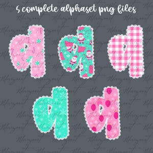 Pu&ograve; includere: Cinque modelli della lettera minuscola "d" con bordatura in pizzo. Ogni lettera presenta un motivo diverso, tra cui bastoncini di zucchero rosa, Babbo Natale, quadretti rosa, fiocchi di neve e ornamenti natalizi. Il testo "5 complete alphabet png files" &egrave; in alto.