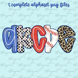 Op de afbeelding: Een digitaal ontwerp met de letters A, B, C, D en E in een speels lettertype. De letters zijn in verschillende patronen, waaronder blauw met gouden randen, honkbalstiksels en luipaardprint. De tekst "5 complete alphaset png files" staat bovenaan.
