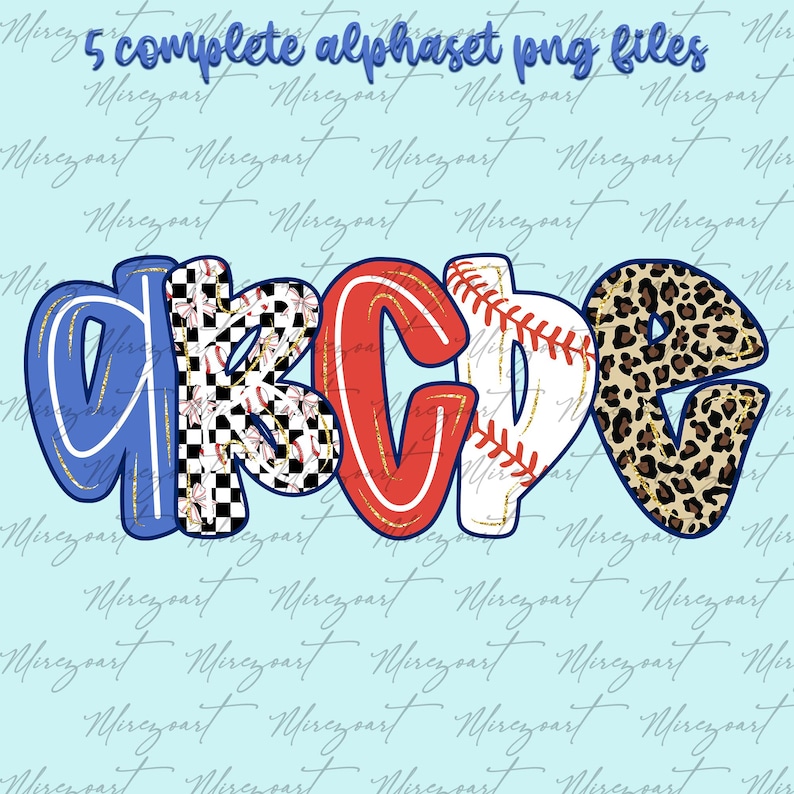 Op de afbeelding: Een digitaal ontwerp met de letters A, B, C, D en E in een speels lettertype. De letters zijn in verschillende patronen, waaronder blauw met gouden randen, honkbalstiksels en luipaardprint. De tekst "5 complete alphaset png files" staat bovenaan.