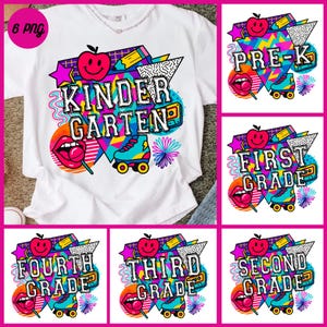 Pu&ograve; includere: T-shirt bianca con un design grafico colorato con la scritta "KINDERGARTEN" in stile retr&ograve;. Il design include una mela, pattini a rotelle e altri elementi a tema scolastico. Sono presenti anche altri design per Pre-K, First, Third, Fourth e Second Grade.