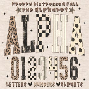 Op de afbeelding: Een digitale grafische set met de tekst Preppy Distressed Fall PNG Alphabet bovenaan en Letters Numbers Cliparts onderaan. De afbeelding toont het woord ALPHA en de cijfers 0 tot en met 6 in diverse patronen, waaronder luipaardprint, zwart-wit geblokt, verticale strepen en stippen, geaccentueerd door kleine ster- en ruitvormen.