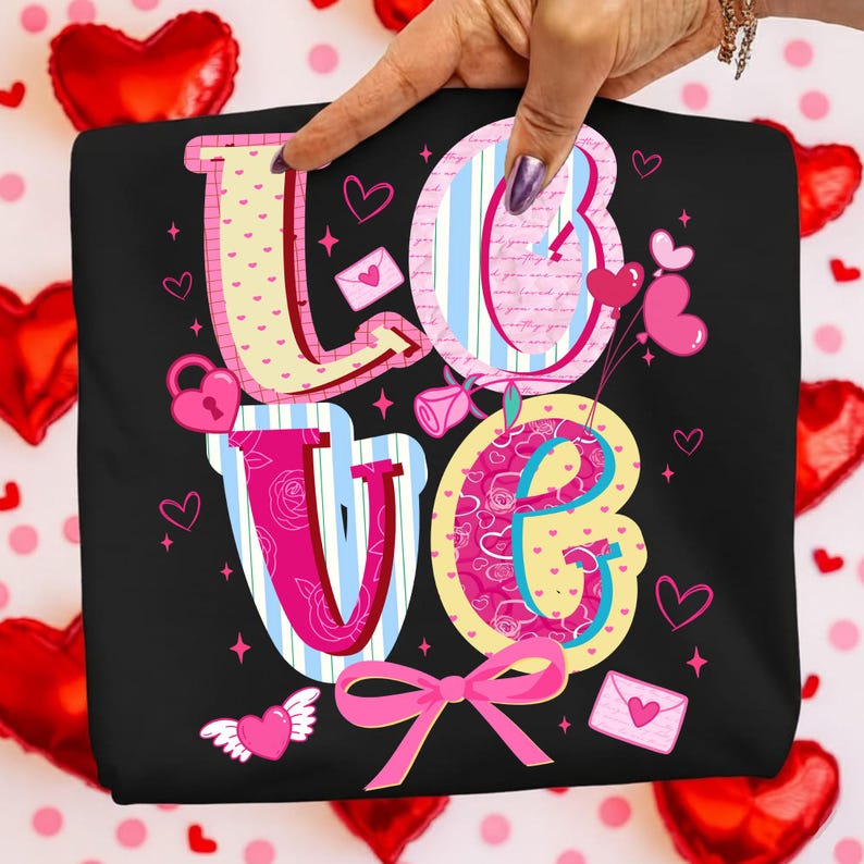 以下が含まれることがあります： カラフルで気まぐれなデザインの「LOVE」という文字がプリントされた黒いTシャツ。文字はハート、ストライプ、花柄で装飾されています。ピンクのリボンとハート型の風船がロマンチックなテーマを盛り上げています。デザインには南京錠、封筒、翼のあるハートが含まれています。