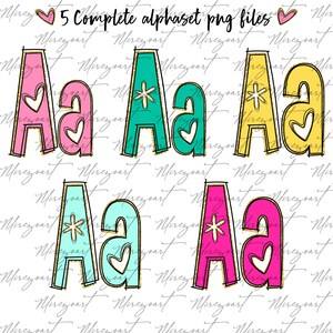 K&ouml;nnte beinhalten: Digitales Design mit dem Buchstaben "A" in Gro&szlig;- und Kleinbuchstaben, in Rosa, T&uuml;rkis und Gelb. Jeder Buchstabe hat ein Herz- oder Stern-Design. Der Text "5 Complete alphaset png files" steht oben.