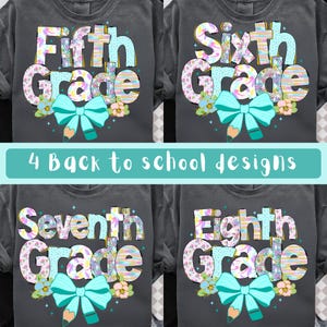 Op de afbeelding: Vier donkergrijze t-shirts met kleurrijke ontwerpen van "Fifth Grade", "Sixth Grade", "Seventh Grade" en "Eighth Grade". Elk ontwerp bevat een felblauwe strik, een potlood en bloemaccenten. De tekst "4 Back to school designs" is ook aanwezig.