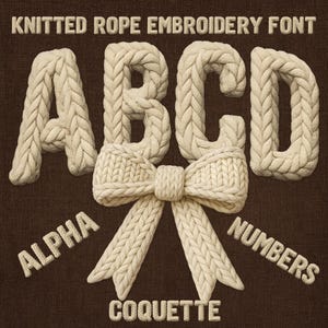 Op de afbeelding: Een digitaal ontwerp met de letters A, B, C en D, en een strik, allemaal gemaakt met een gebreide touwtextuur. De woorden "ALPHA", "NUMBERS" en "COQUETTE" worden ook weergegeven.