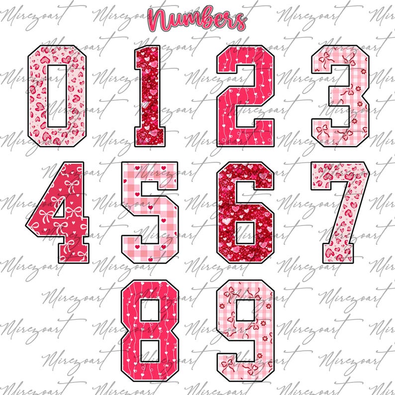 Op de afbeelding: Een verzameling cijfers 0-9 in een gedurfde, collegiale stijl. Elk cijfer heeft een ander patroon, waaronder harten, strikken en ruitjes, in roze en rode tinten. Het woord "Numbers" staat bovenaan.