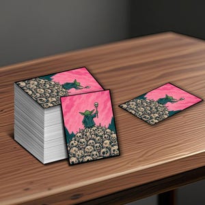 Puede incluir: Tarjetas rectangulares con un personaje de dibujos animados con una t&uacute;nica verde sosteniendo un bast&oacute;n, de pie sobre una pila de calaveras. El fondo es rosa con un borde verde oscuro. Las tarjetas est&aacute;n sobre una superficie de madera.