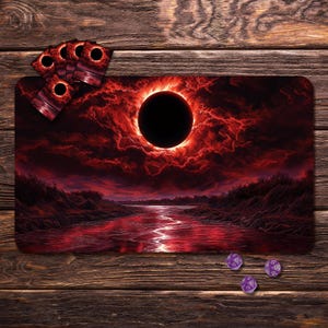 Puede incluir: Una alfombrilla de juego con un llamativo diseño de eclipse rojo y negro. La alfombrilla presenta una escena de río bajo un cielo de fuego, con cartas a juego y dados morados. La obra de arte es detallada y vibrante, ideal para juegos de mesa.
