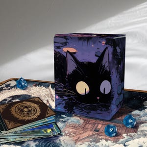 Peut inclure: Une boîte de rangement pour cartes ornée d'un chat noir, avec une illustration fantaisiste d'un visage de chat. La boîte est entourée de dés bleus et d'un jeu de cartes, suggérant un thème de jeu de société. L'œuvre utilise une palette de couleurs sombres et sombres.