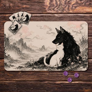 Pode incluir: Um tapete de jogo retangular com uma ilustração em estilo de tinta mostrando um grande lobo preto sentado ao lado de um pequeno gato branco. O fundo apresenta montanhas enevoadas e nuvens cor-de-rosa. Inclui quatro capas de cartas e três dados roxos.