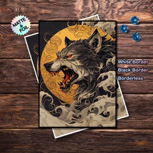 Op de afbeelding: Zwart-wit illustratie van een grommende wolf met rode ogen tegen een gouden zon. De print heeft een zwarte rand, met opties voor een witte rand of zonder rand. Een holografische sticker toont "Matte & Foil".