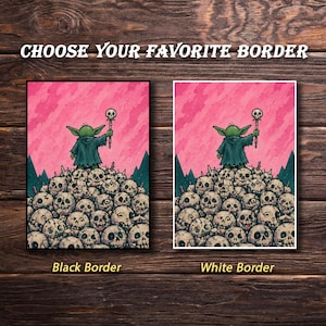 Puede incluir: Dos impresiones art&iacute;sticas enmarcadas con fondo rosa. Una tiene borde negro, la otra blanco. Cada una presenta una criatura verde con una capa oscura sosteniendo un bast&oacute;n, encima de una pila de calaveras. El texto dice "CHOOSE YOUR FAVORITE BORDER".