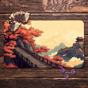 Pode incluir: Tapete de jogo com uma ilustração de uma ponte, árvores e uma pagoda em um fundo montanhoso. O esquema de cores do tapete inclui laranja, cinza e amarelo. Várias cartas de jogo e dados roxos também estão presentes.