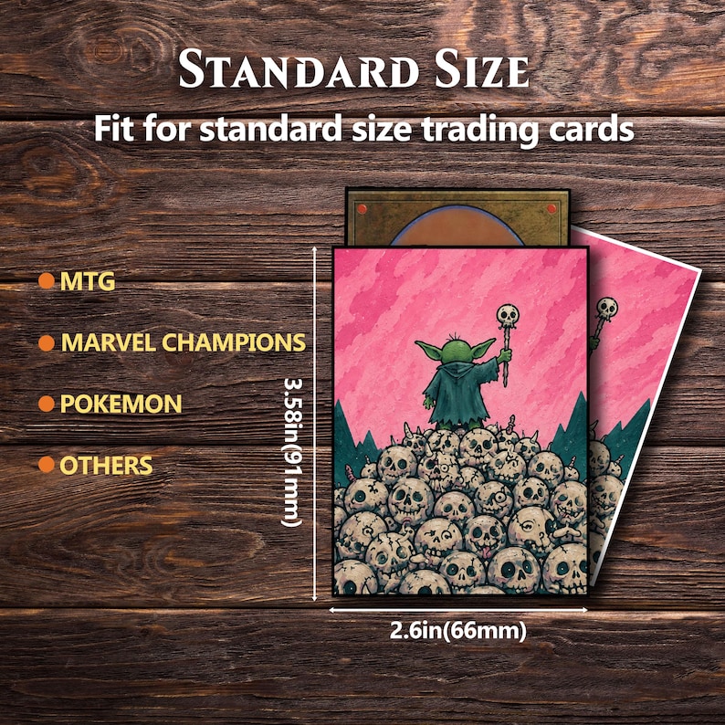 Puede incluir: Fundas rosas para cartas coleccionables con una ilustraci&oacute;n de un personaje verde sosteniendo un bast&oacute;n, sobre una pila de calaveras. Las fundas miden 91 mm por 66 mm. El texto dice "STANDARD SIZE" y "Fit for standard size trading cards."