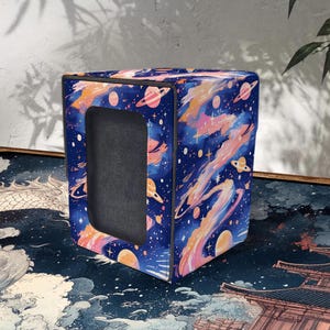 Caja de mazos MTG con expositor Commander, de cuero, con fundas para más de 100 cartas, estilo fantasía galáctica