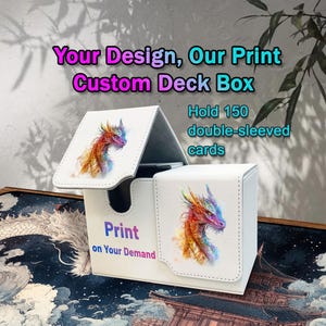 Op de afbeelding: Witte, op maat gemaakte deckbox met een kleurrijke drakenillustratie. De box is ontworpen om 150 dubbel gesleevde kaarten te bevatten. Tekst op de box luidt "Your Design, Our Print Custom Deck Box" en "Print on Your Demand".
