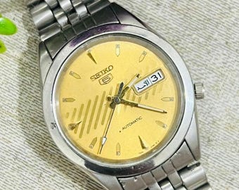 Klasyczny zegarek naręczny Seiko 5 Automatic z żółtą tarczą i datą/dniem produkcji japońskiej