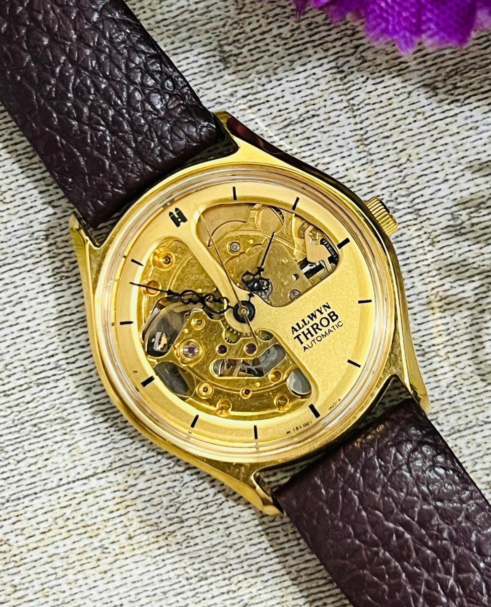 Allwyn Throb 自動巻きスケルトンウォッチ – ゴールドトーン、ブラウン 