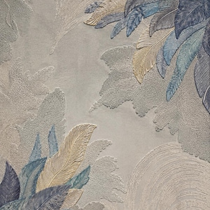 Op de afbeelding: Getextureerd kunstwerk met gestileerde veren in tinten blauw, beige en grijs. De veren zijn gerangschikt in een gelaagd patroon tegen een lichtgrijze achtergrond, waardoor een gevoel van diepte en beweging ontstaat. Het kunstwerk heeft een zachte, bijna wolkachtige uitstraling.