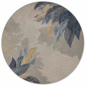 Op de afbeelding: Een rond vloerkleed met een neutrale beige achtergrond en een gedetailleerd veermotief in tinten blauw en goud. De veren zijn in een gestileerd patroon gerangschikt, wat een textuurrijke, artistieke uitstraling cre&euml;ert. Het ontwerp van het kleed voegt een vleugje door de natuur ge&iuml;nspireerde elegantie toe.