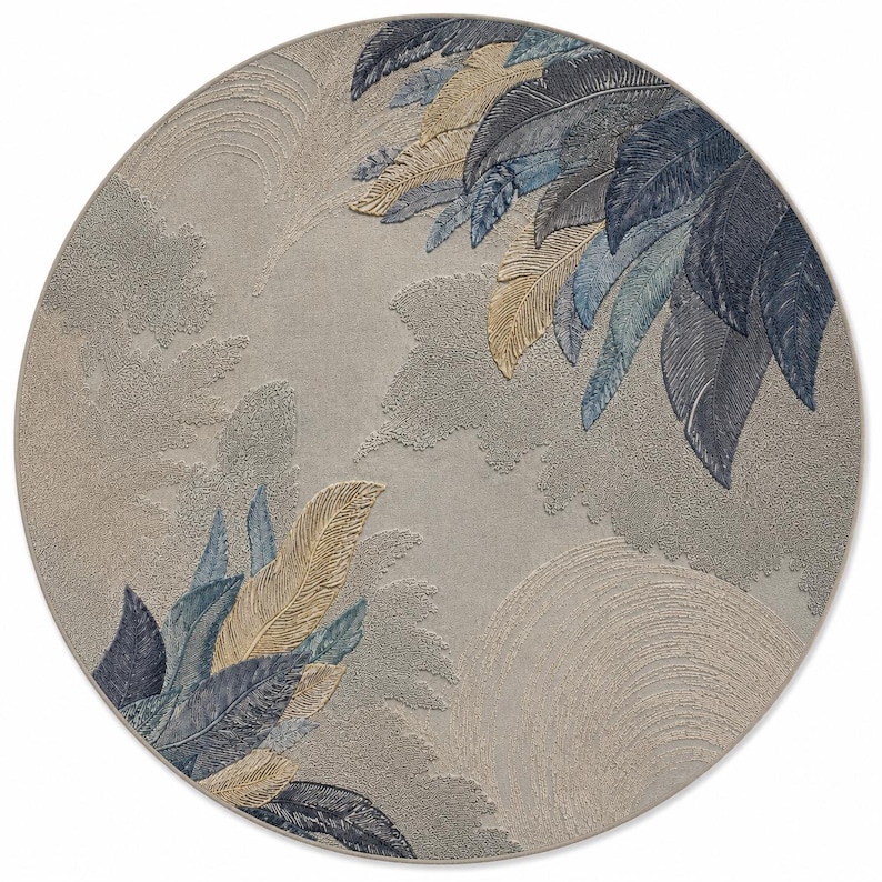 Op de afbeelding: Een rond vloerkleed met een neutrale beige achtergrond en een gedetailleerd veermotief in tinten blauw en goud. De veren zijn in een gestileerd patroon gerangschikt, wat een textuurrijke, artistieke uitstraling cre&euml;ert. Het ontwerp van het kleed voegt een vleugje door de natuur ge&iuml;nspireerde elegantie toe.
