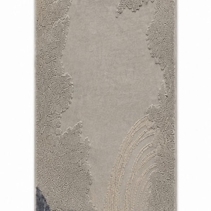Op de afbeelding: Een rechthoekig, getextureerd wandkunstwerk met een neutraal kleurenpalet. Het ontwerp toont gestileerde veren in tinten blauw, goud en grijs, waardoor een gelaagd, dimensionaal effect ontstaat. Het kunstwerk heeft een verticale ori&euml;ntatie.