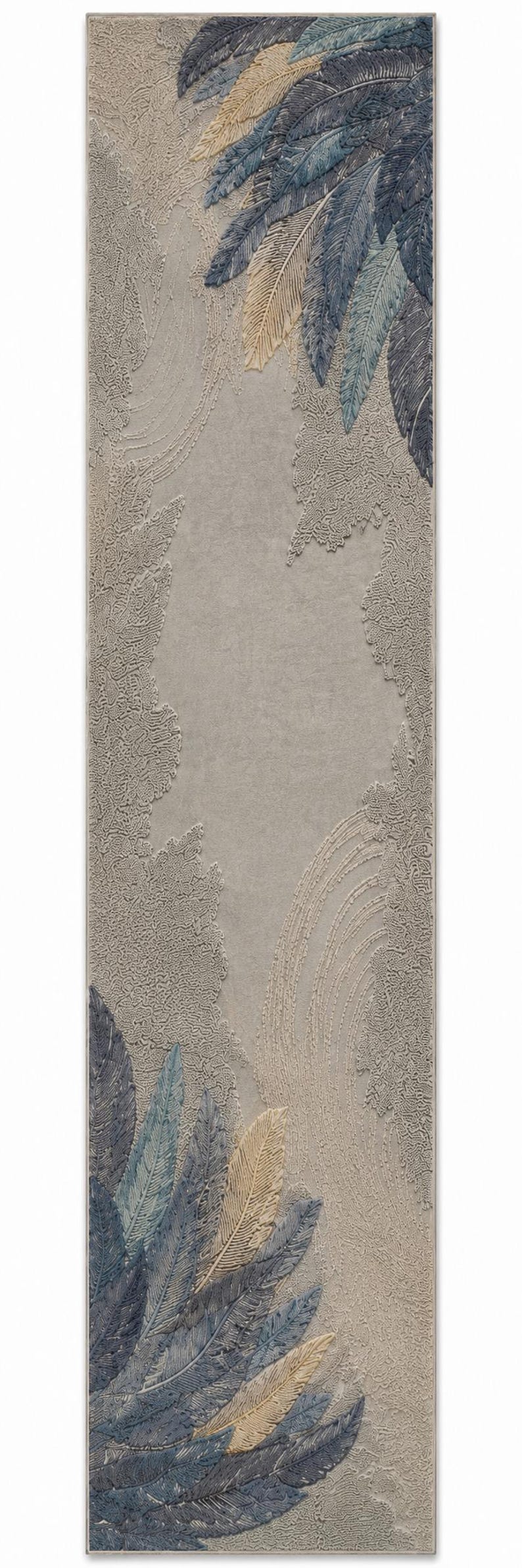 Op de afbeelding: Een rechthoekig, getextureerd wandkunstwerk met een neutraal kleurenpalet. Het ontwerp toont gestileerde veren in tinten blauw, goud en grijs, waardoor een gelaagd, dimensionaal effect ontstaat. Het kunstwerk heeft een verticale ori&euml;ntatie.