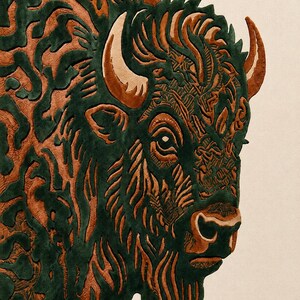 Peut inclure: Gros plan d&eacute;taill&eacute; d'une t&ecirc;te de bison, r&eacute;alis&eacute;e en tapis ou textile. Le motif pr&eacute;sente un fond vert fonc&eacute; avec des motifs bruns complexes, cr&eacute;ant un effet textur&eacute;. Les cornes du bison sont de couleur beige clair, et l'esth&eacute;tique g&eacute;n&eacute;rale est artistique.