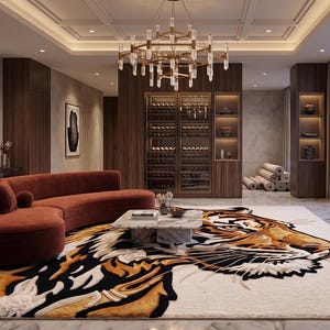 K&ouml;nnte beinhalten: Ein luxuri&ouml;ses Wohnzimmer mit einem gro&szlig;en, rostfarbenen, geschwungenen Sofa und einem Teppich mit einem Tigergesicht-Design. Der Raum umfasst einen Marmor-Couchtisch, einen Weinschrank und einen Kronleuchter. Gro&szlig;e Fenster bieten einen Blick auf die Stadt.