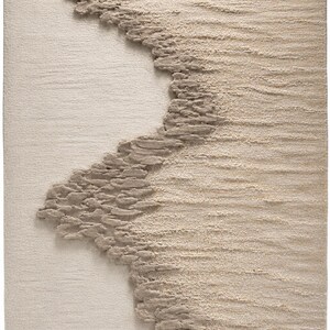 Op de afbeelding: Een rechthoekig tapijt met een textuurontwerp. Het tapijt heeft een lichtbeige achtergrond met een golfachtig patroon in tinten beige en grijs. Het ontwerp cre&euml;ert een visuele textuur, geschikt voor interieurdecoratie.